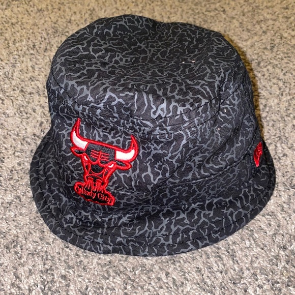 Bulls New Era Bucket Hat - Picture 1 of 3